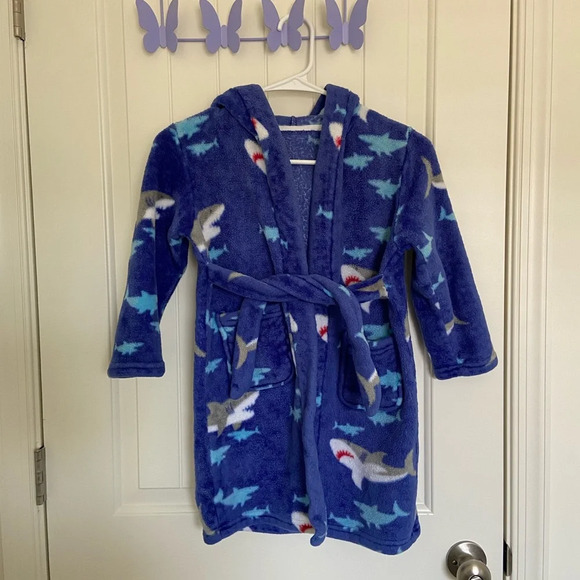 Kid’s fuzzy shark themed bathrobe — size 130 (6/7) - Picture 1 of 5